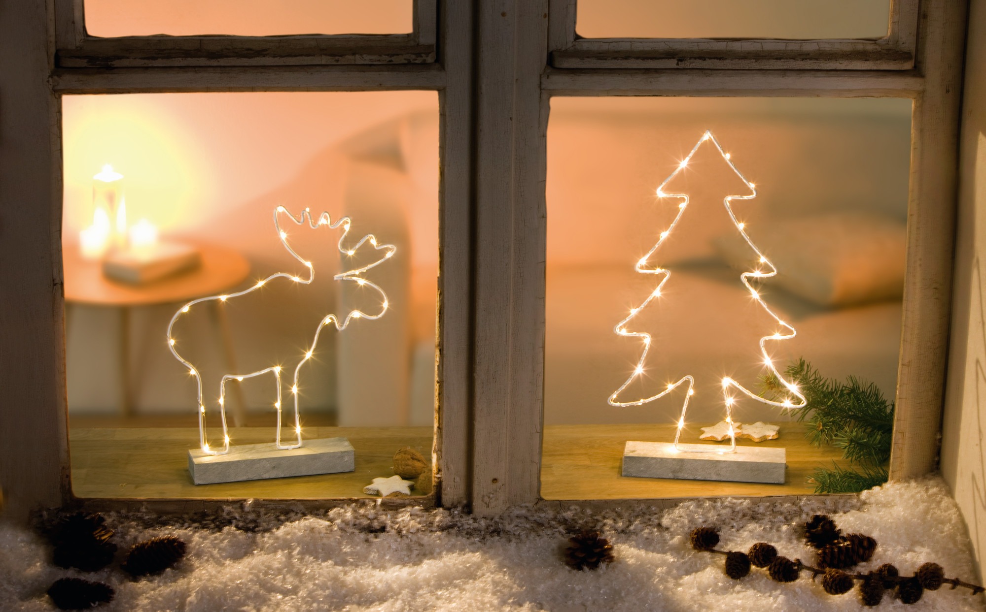 Weihnachtliche Fensterdeko liebevoll arrangieren