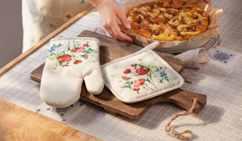 Frischer Apfelkuchen und Topflappen